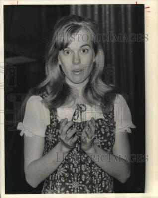 1971 Press Photo Leah Carnagey rehearses Gilbert & Sullivan's 