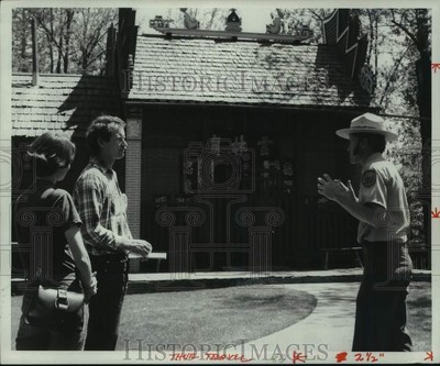 1977 Press Photo State Ranger Fred Meyer explains Chinese Joss House, California-image