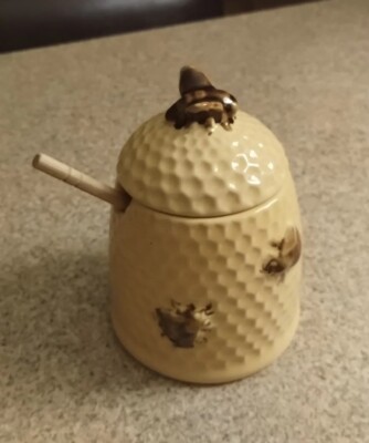 Creative Co-op Beehive Shaped Honey Jar with Lid &Wood Dipper 🐝-image