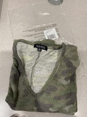 La La Land Creative Co Boxy Camo Top Womens Small Green Soft Knit Pullover-image