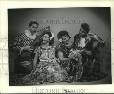 1977 Press Photo Members of the Gilbert and Sullivan Society in costume-image