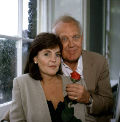 English actors Pauline Collins & Joss Ackland they pose set of an - Old Photo-image