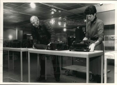 1989 Press Photo John Bateman, Laura Joss Griffin Setting Up Museum Exhibit-image