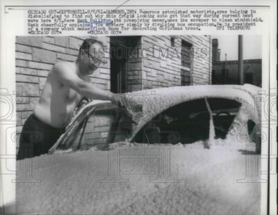 1961 Press Photo Shirtless Man Hack Sullivan Cleans Snow Off Car In Heat Wave-image