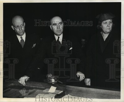 1941 Press Photo Eugene F. Sullivan-Attorney With District Attorney and Other-image