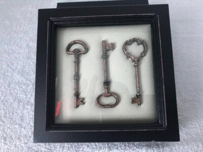 creative co-op Home Decor Wood frame With key 6