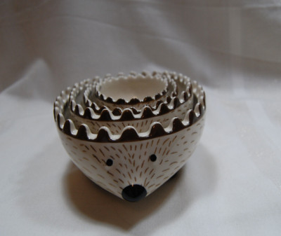 Creative Co-Op Hand Painted Stoneware Hedgehog Measuring Cups (Set of 4 Sizes)-image