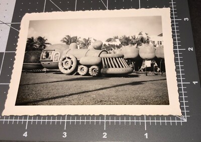 1940s Miami FL Florida ORANGE PARADE Train Balloon Vintage Snapshot PHOTO-image
