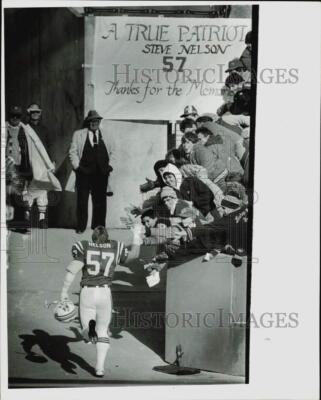 Press Photo New England Patriots player Steve Nelson, fans in Sullivan Stadium-image