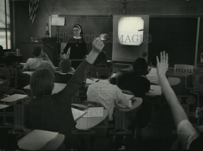 1969 Press Photo Sister Sullivan teaches Math Class at St. Catherine's School-image