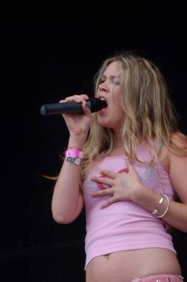Joss STONE, Joss Stone - Glastonbury 2004 - Sunday 27th June Music Old Photo 5-image