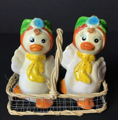 Vintage Mid-Century Yellow Ducks w/ Orange Caps Salt & Pepper Shaker Set Basket-image
