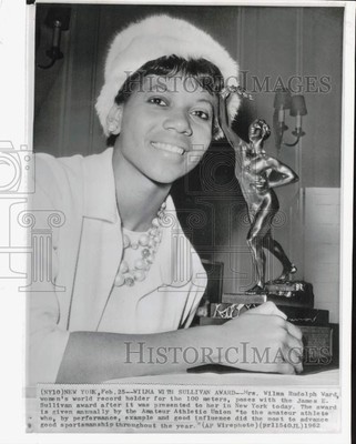 1962 Press Photo Wilma Rudolph Ward with the James E. Sullivan award in New York-image