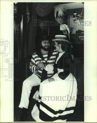 1982 Press Photo Scene from Gilbert & Sullivan Society at Jimmy's 2600, Houston-image