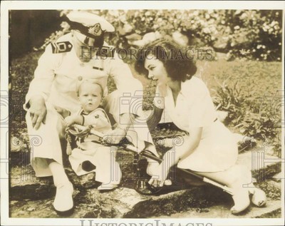 1940 Press Photo Maureen O'Sullivan poses with son and husband in Ottawa, Canada-image
