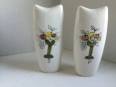 Vintage Mid Century Ceramic  Salt And Pepper Shakers. MCM Retro Flowers orange -image