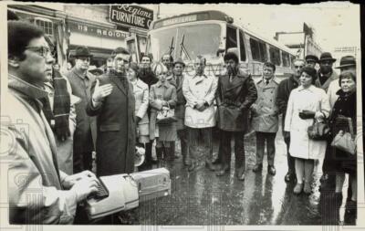 1971 Press Photo Assistant District Atty. James Sullivan visits scene of robbery-image