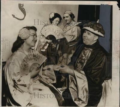 1951 Press Photo Gilbert And Sullivan's Mikado Rehearses At Shorewood Auditorium-image