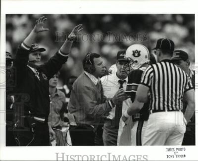 Press Photo Pat Sullivan Speaks To Player During Football Game - ahta02066-image