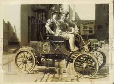 1926 Press Photo James Sullivan & Vera Marsh Drive 1902 Automobile, Los Angeles-image