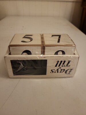*new* Creative CO-OP Christmas Perpetual Calender (wooden numbers in tray)-image