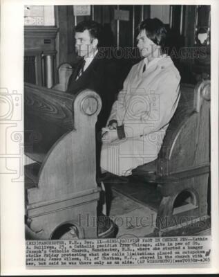 1965 Press Photo Fasting pacifist Kathie Sullivan and aide sit in St. Joseph's-image