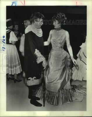 1981 Press Photo Gilbert & Sullivan veteran Bob Stevenson with Bonnie Ambrose-image