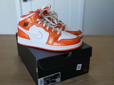 Size (GS) 6.5 Youth - Jordan 1 Mid SE Electro Orange 2021-image