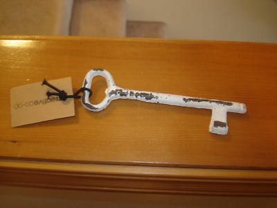 CREATIVE CO-OP CAST IRON KEY DECORATIVE WHITE 5 1/2 IN LONG-image