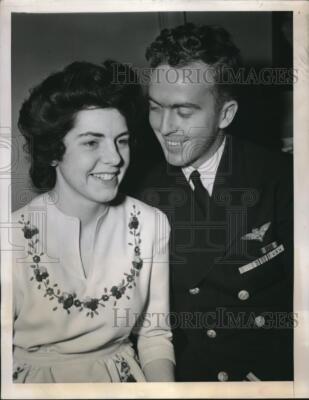 1944 Press Photo NYC, Mary Desmarais & fiancÃƒÂ© Lt John W Sullivan-image