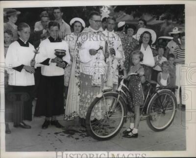 1939 Press Photo Baldwin,L.I. NY Rev Ulick O'Sullivan blesses bicycles-image