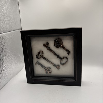 creative co-op Home Decor Wood frame With key 6