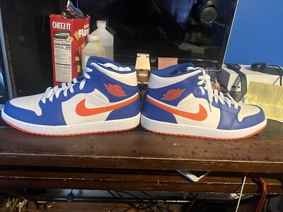 Size 10.5 - Jordan 1 mid -image