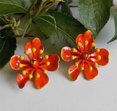 PRETTY PAIR OF MID-CENTURY ORANGE & YELLOW ENAMELED BRASS FLOWER CLIP EARRINGS-image