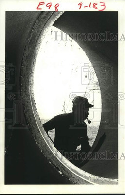 1983 Press Photo Eddie Sullivan Prepares Pipe For Installation, Houston, Texas-image