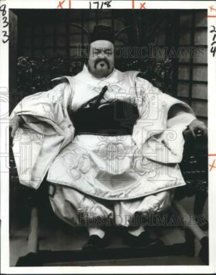 1984 Press Photo Actor William Conrad is Mikado in Gilbert & Sullivan Operetta-image