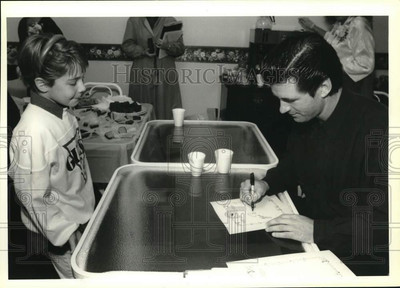 1990 Press Photo Actor Alec Baldwin Signing Autograph for Amanda O'Sullivan-image