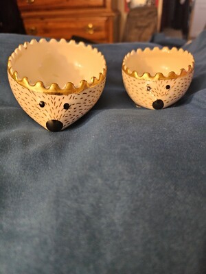CREATIVE CO-OP Ceramic HEDGEHOG Nesting MEASURING CUPS~Set Of 2. 1/4 And 1/2 Cup-image