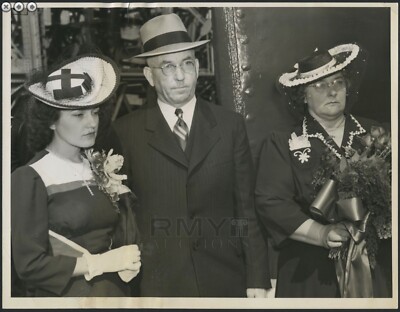 1943 Death of The Sullivan Brothers - Vintage Photo of Grieving Parents Photo-image