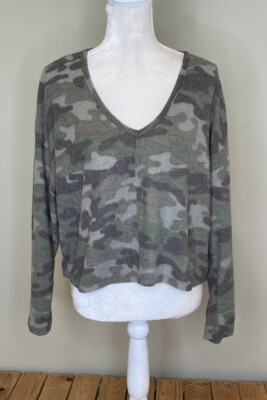 la la land creative co NWOT women’s camo v neck top size M green P8-image