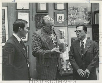 1975 Press Photo Mayor Sullivan shows port water to Tatsuo Adachi, Matso Teshima-image