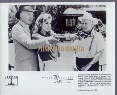 Vintage Photo 1988 Joss Ackland Greta Scacchi with gun Trevor Howard White Misch-image