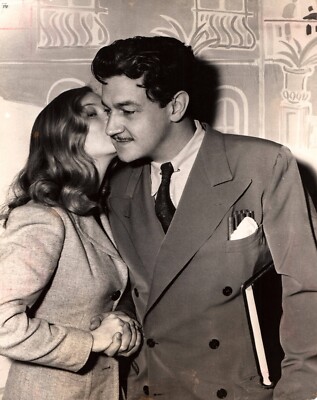 VERONICA LAKE + DIR. PRESTON STURGES in SULLIVAN TRAVELS 1941 ENGLISH PHOTO J 9-image