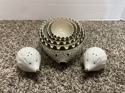 Creative Co-Op Hedgehog Measuring Cups 4 Sizes + Bonus Salt / Pepper Shakers-image