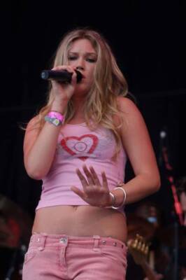 Joss STONE, Joss Stone - Glastonbury 2004 - Sunday 27th June Music Old Photo 1-image