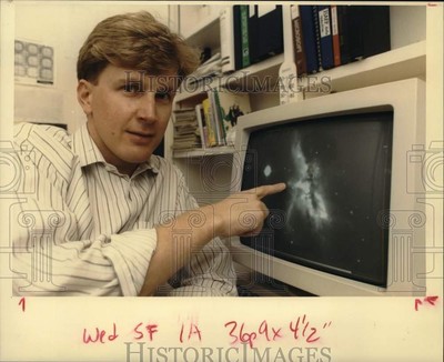 1991 Press Photo Rice University Astronomer Joss Bland-Hawthorn Shows Black Hole-image