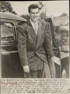 1947 Press Photo Gael Sullivan leaves Wakefield, Rhode Island's District Court.-image