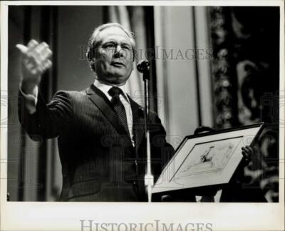 Press Photo Tadhg O'Sullivan talks to symphony hall people before concert.-image