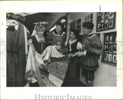 1990 Press Photo Members of Gilbert and Sullivan company at Wortham Center-image