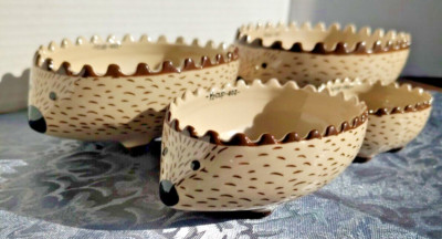Creative Co-Op Hand Painted Stoneware Hedgehog Measuring Cups (Set of 4 Sizes)-image